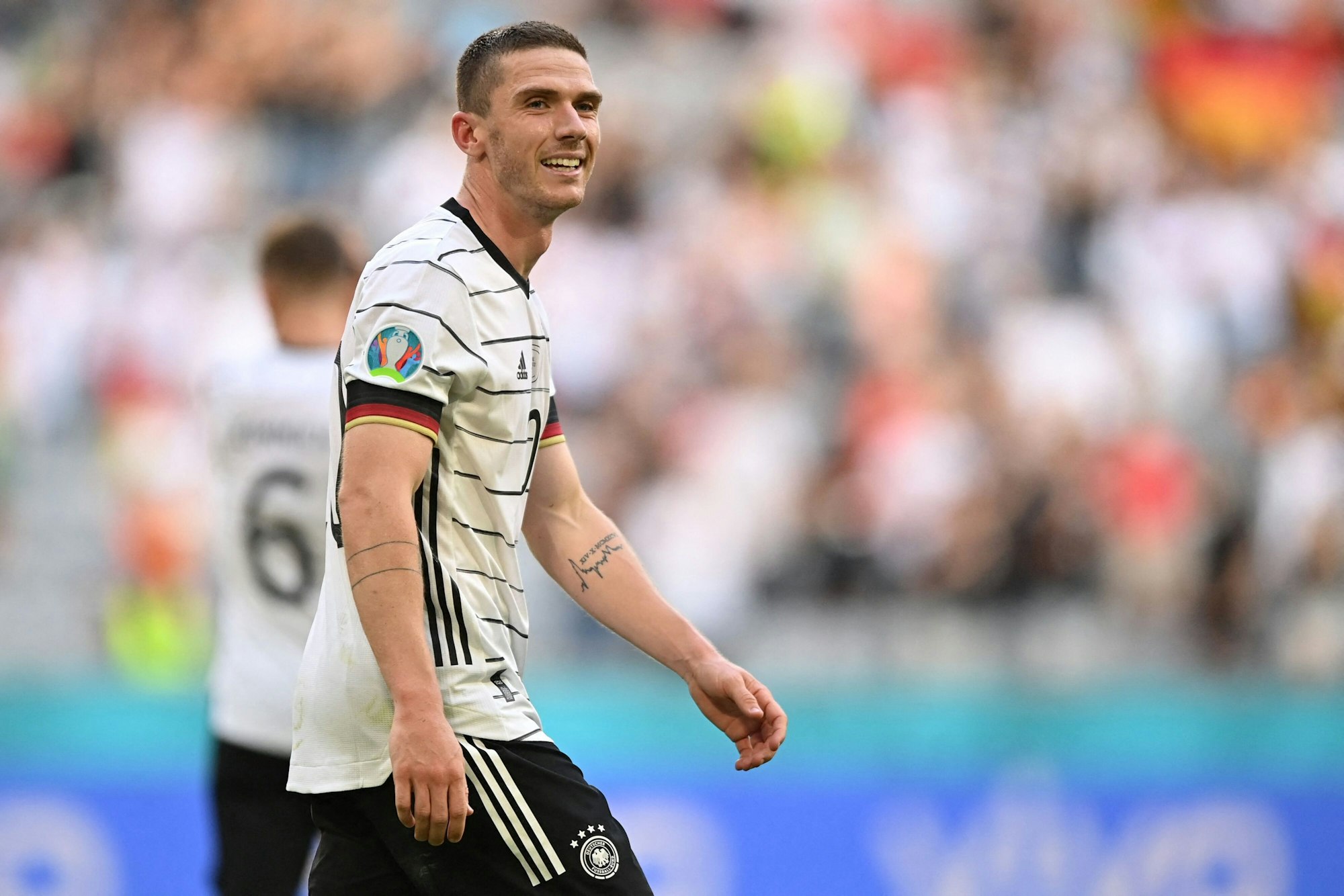 Robin Gosens nach seinem Treffer gegen Portugal bei der EM 2021 mit einem breiten Grinsen im Gesicht.