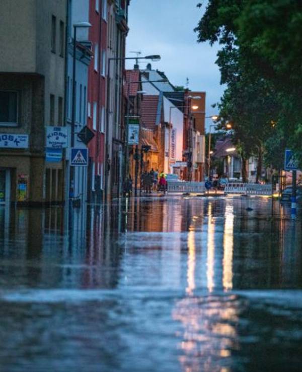 Wasser steht in der Subbelrather Straße in Köln.