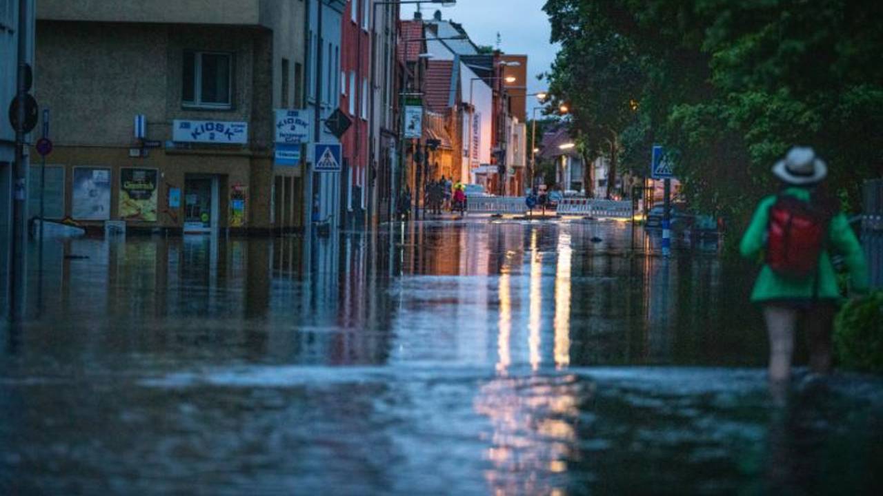 Wasser steht in der Subbelrather Straße in Köln.