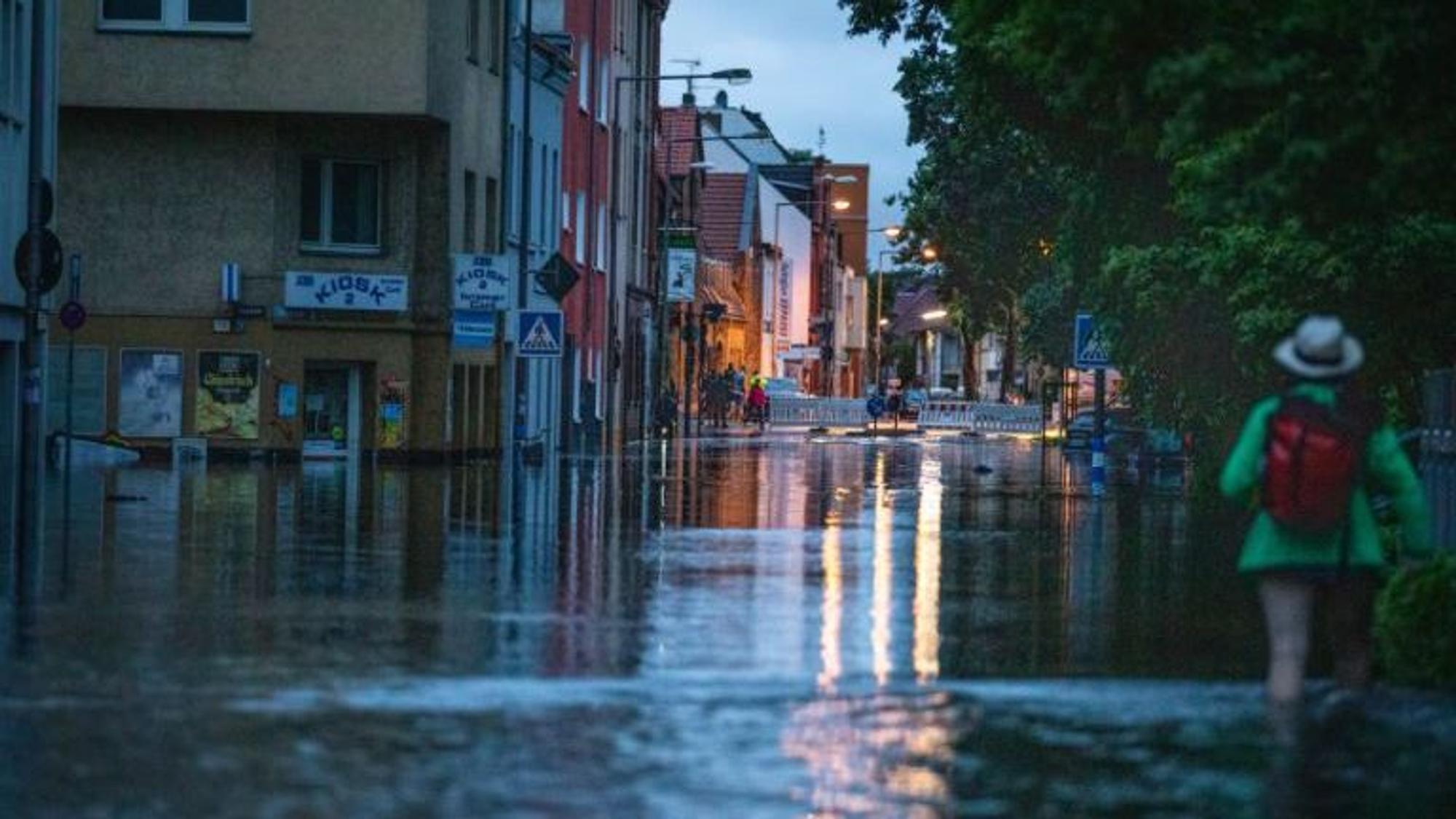 Wasser steht in der Subbelrather Straße in Köln.