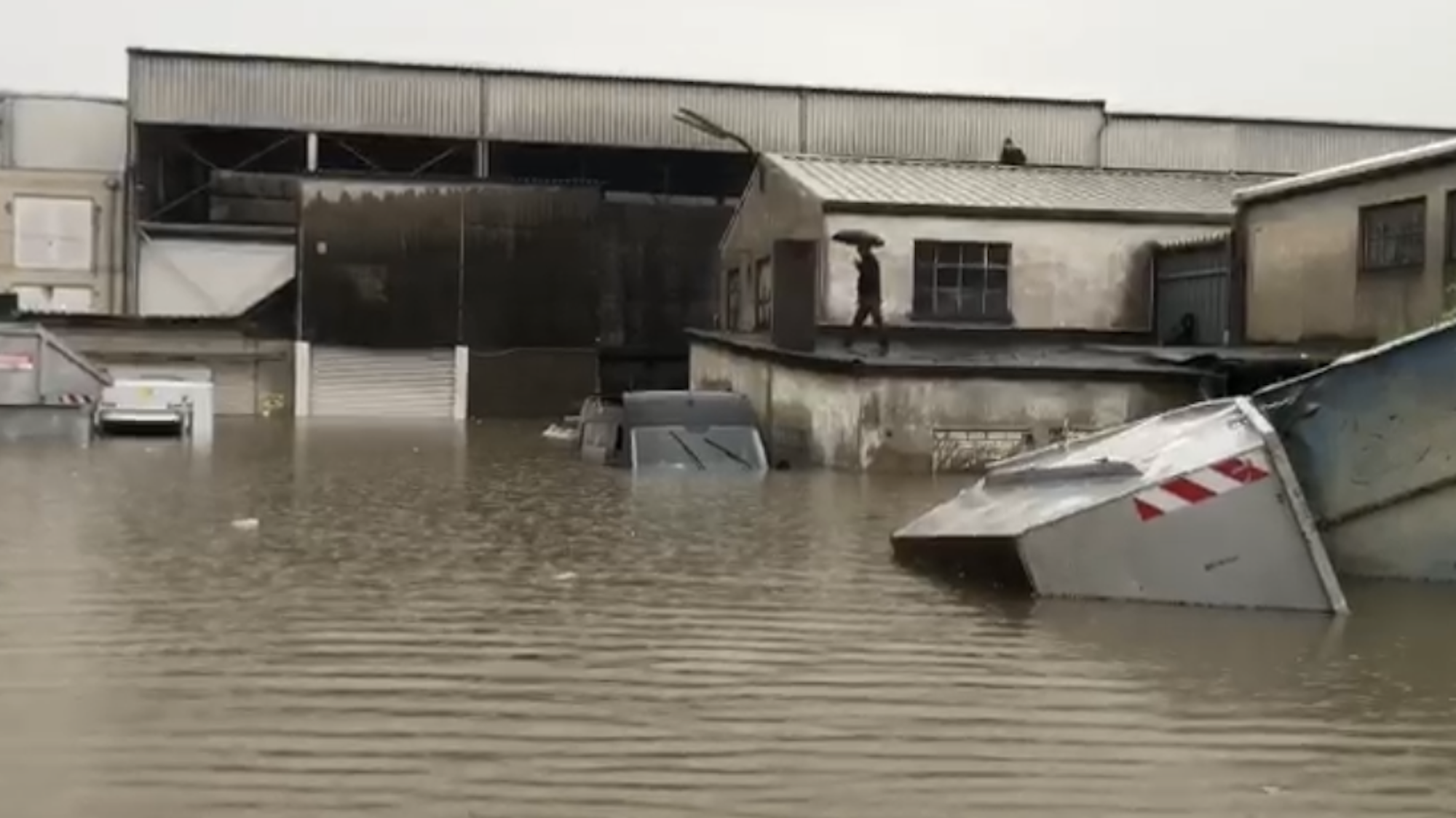 Hochwasser rund um den Proberaum der Klüngelköpp in Köln.