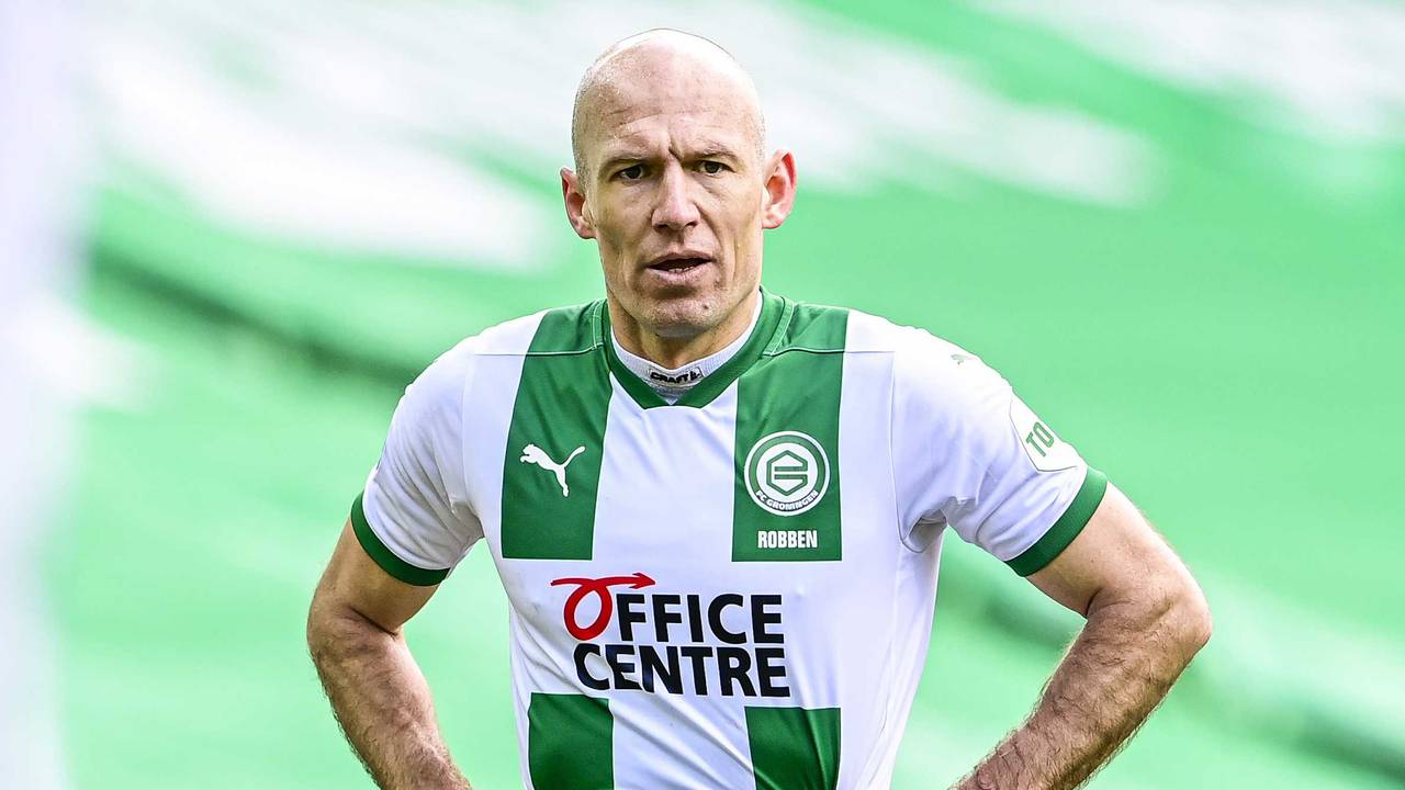 Arjen Robben stemmt die Hände in die Hüfte