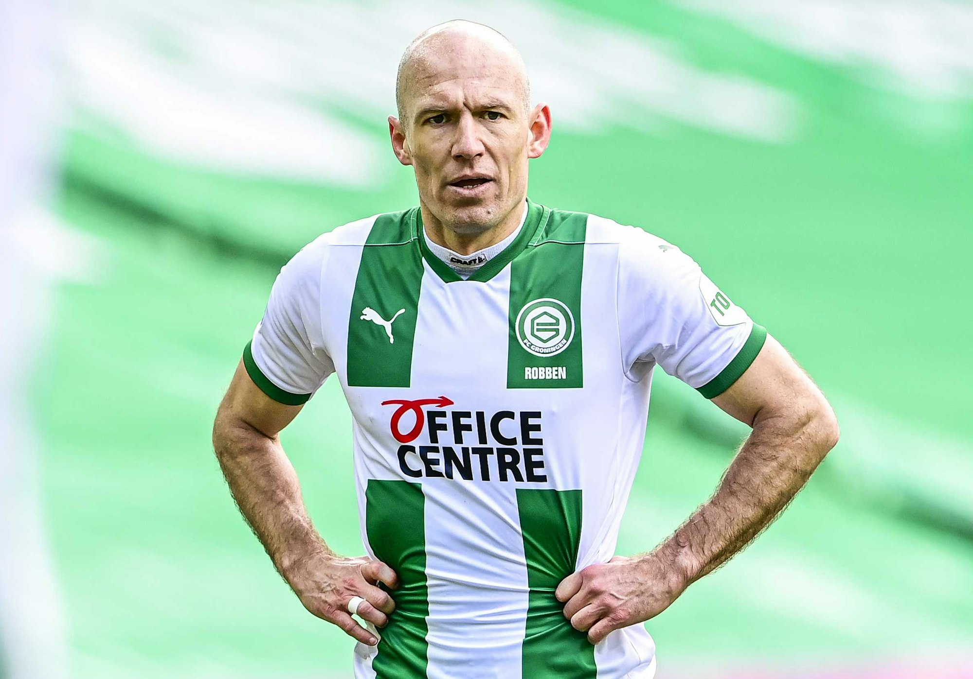 Arjen Robben stemmt die Hände in die Hüfte