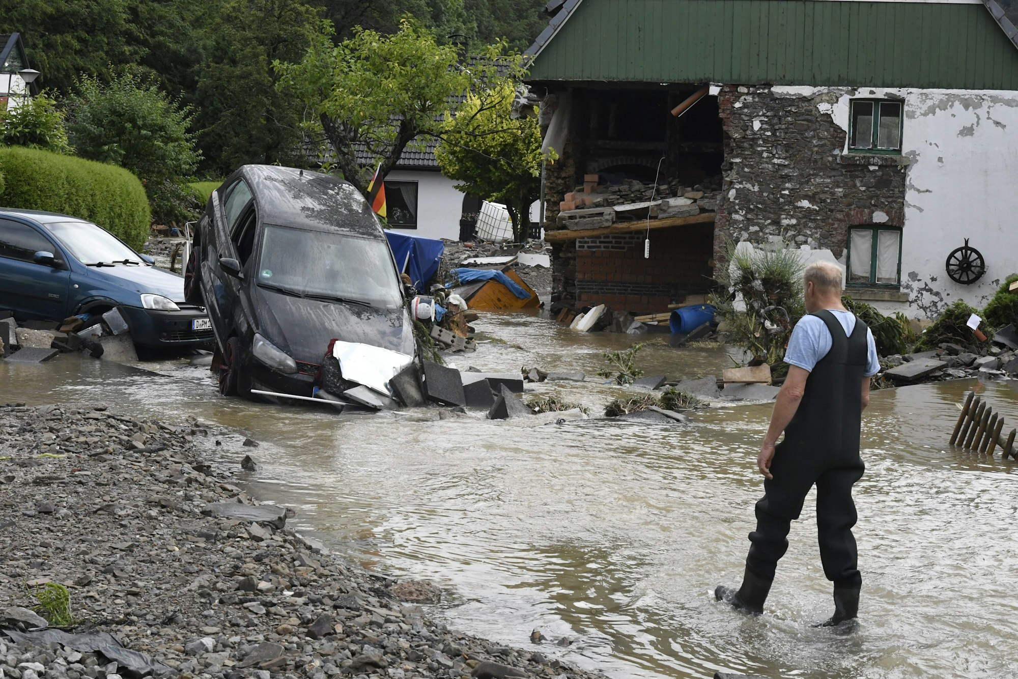 Ein Hagener schaut sich die Autos an, die inmitten der Fluten der Nahma in Nagen stehen. Heftige Regenfälle ließen sie über die Ufer treten.