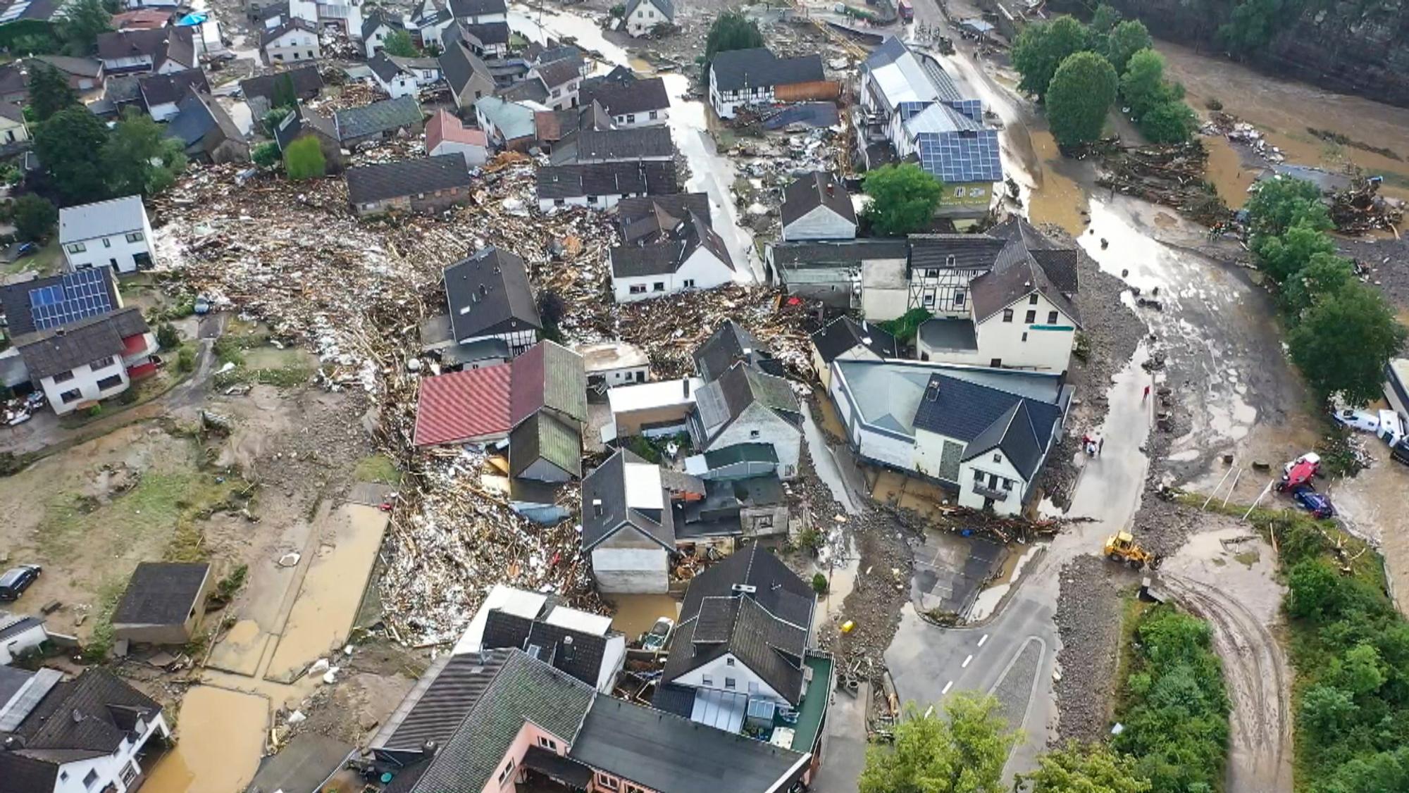 Die mit einer Drohne gefertigte Aufnahme zeigt die Verwüstungen die das Hochwasser der Ahr in dem Eifel-Ort angerichtet hat. In Schuld bei Adenau waren den Angaben zufolge in der Nacht zum Donnerstag sechs Häuser eingestürzt. Derzeit würden dort knapp 70 Menschen vermisst. +++ dpa-Bildfunk +++