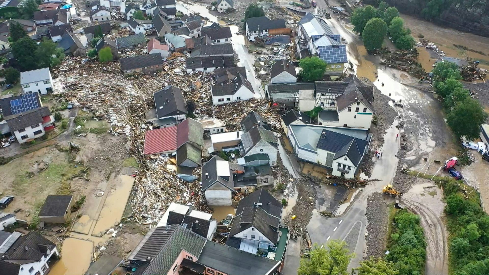 Die mit einer Drohne gefertigte Aufnahme zeigt die Verwüstungen die das Hochwasser der Ahr in dem Eifel-Ort angerichtet hat. In Schuld bei Adenau waren den Angaben zufolge in der Nacht zum Donnerstag sechs Häuser eingestürzt. Derzeit würden dort knapp 70 Menschen vermisst. +++ dpa-Bildfunk +++
