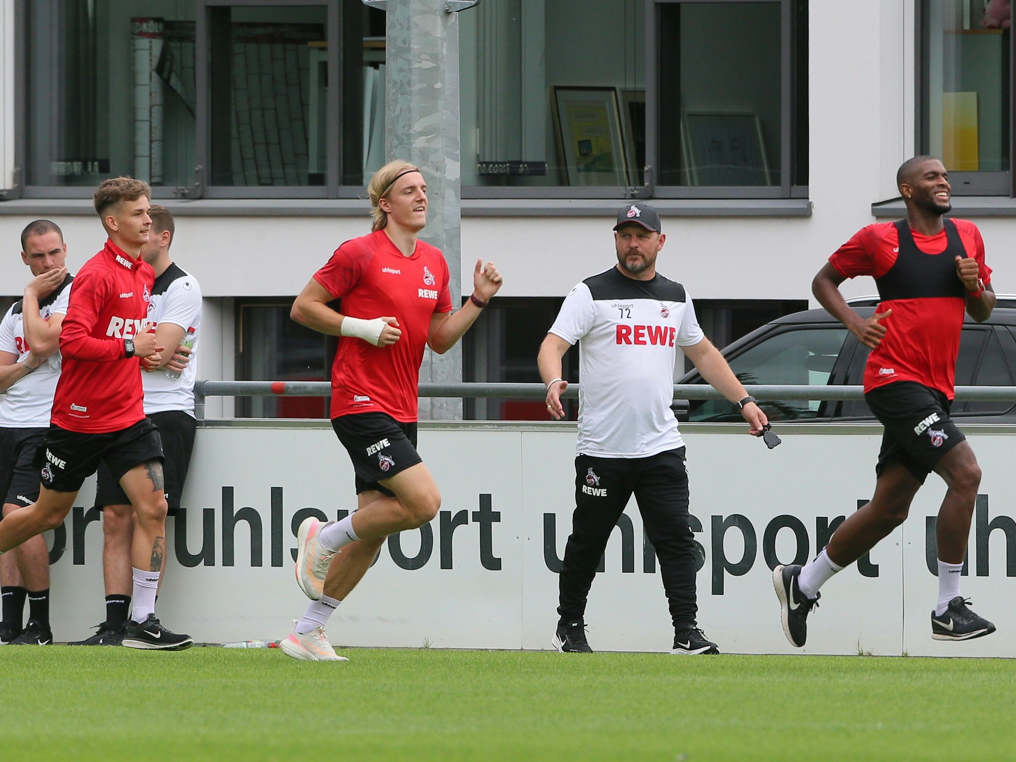 Steffen Baumgart scheucht Philipp Wydra, Sebastiaan Bornauw und Anthony Modeste über den Trainingsplatz