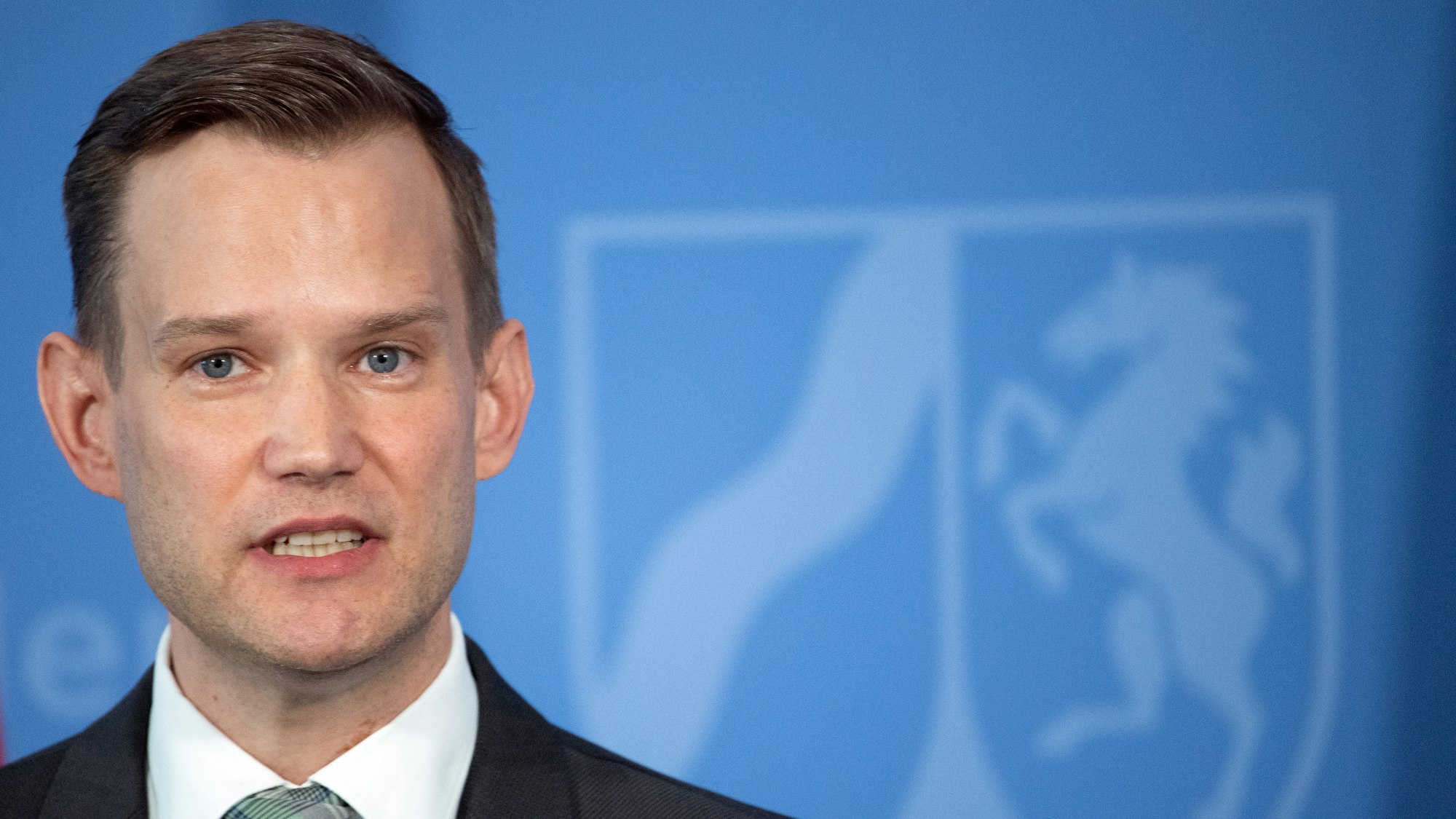 Hendrik Streeck, Direktor des Institut für Virologie an der Uniklinik in Bonn, spricht während einer Pressekonferenz der Landesregierung.