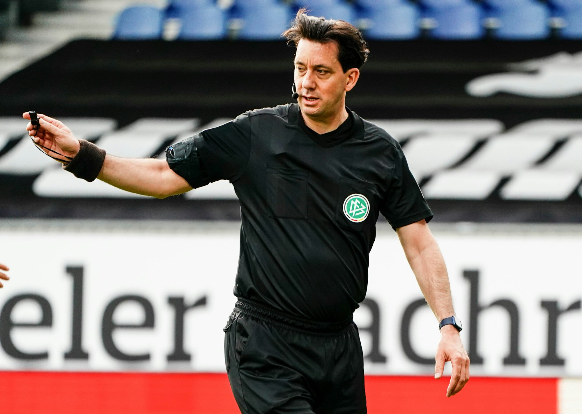 Schiedsrichter Manuel Gräfe bei einem Spiel