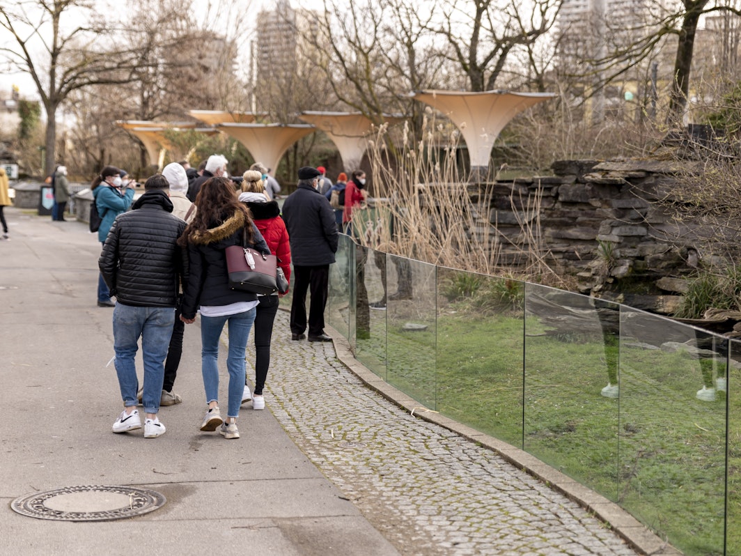 Menschen spazieren durch den Kölner Zoo.