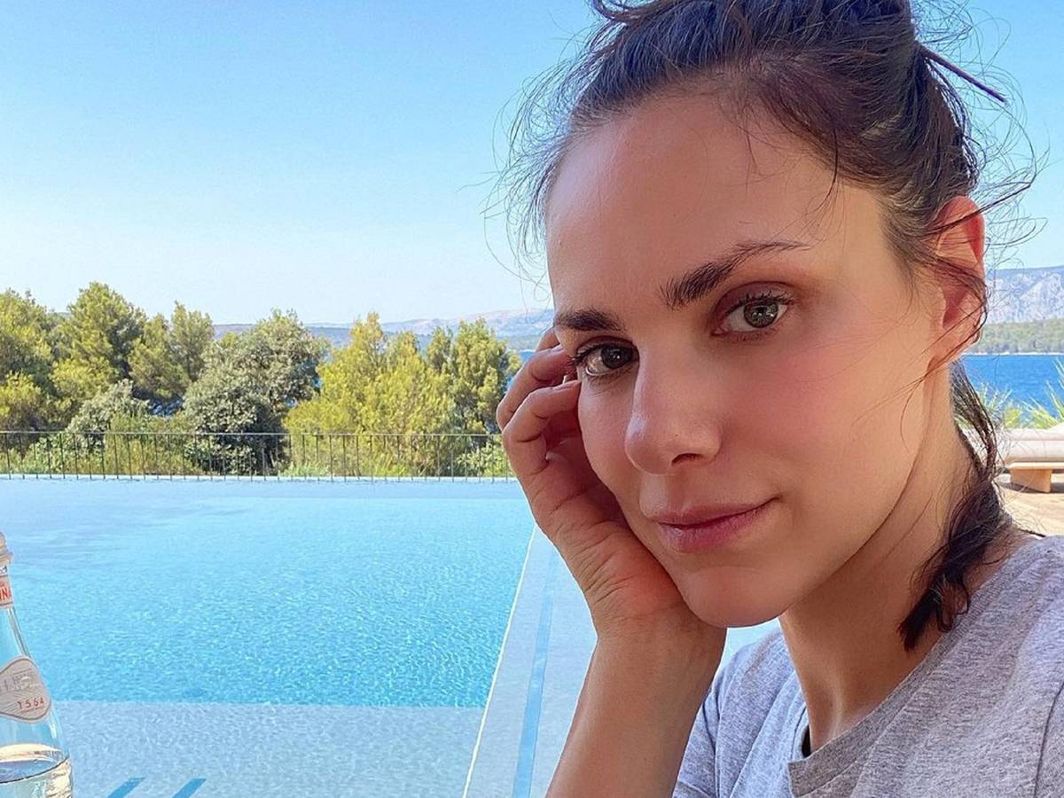 Moderatorin Esther Sedlaczek posiert für ein Selfie
