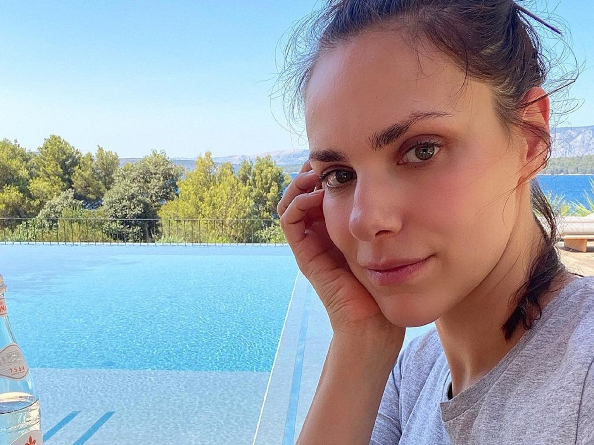 Moderatorin Esther Sedlaczek posiert für ein Selfie