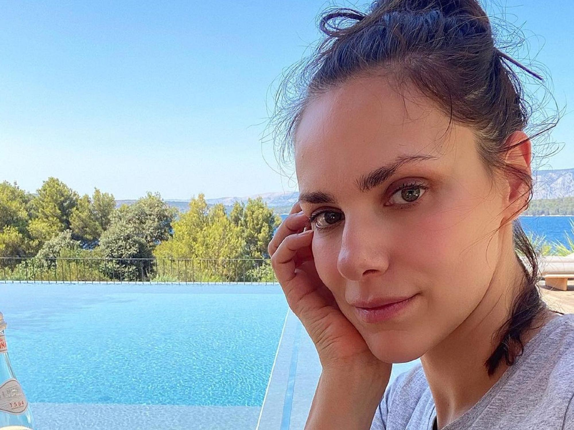Moderatorin Esther Sedlaczek posiert für ein Selfie