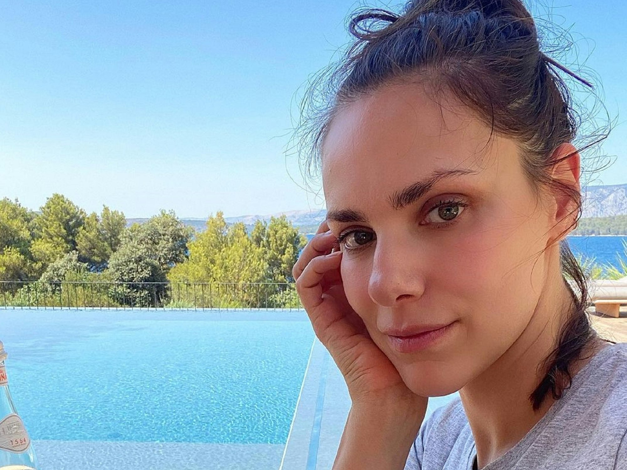 Moderatorin Esther Sedlaczek posiert für ein Selfie