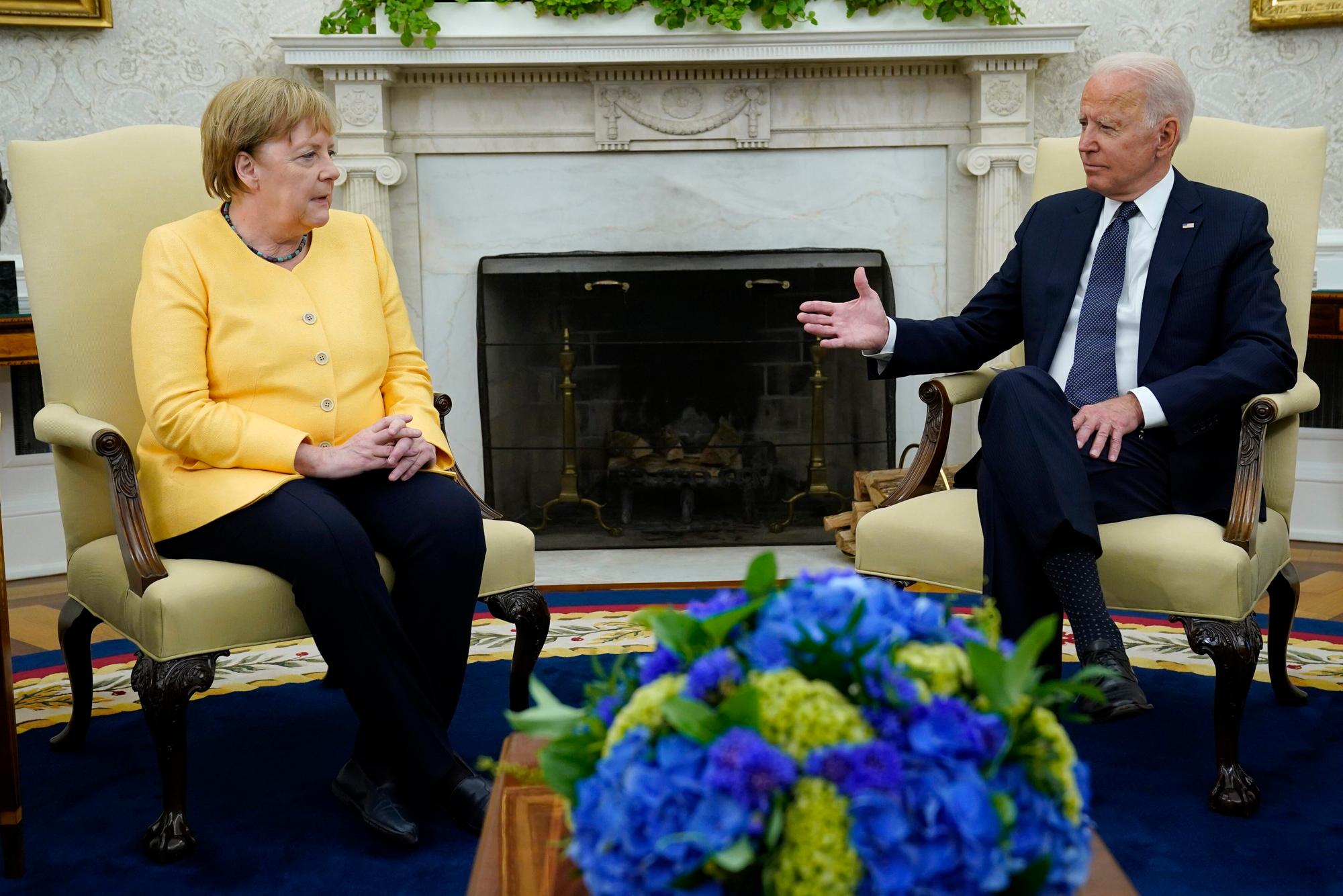 Präsident Joe Biden sitzt mit Angela Merkel im Oval Office des Weißen Hauses in Washington.