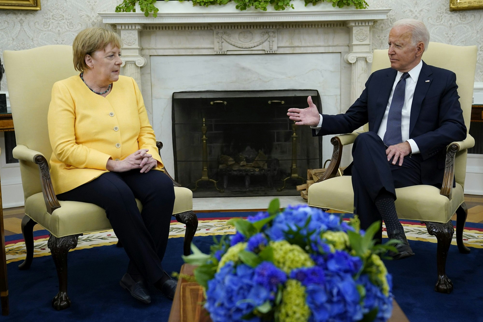 Präsident Joe Biden sitzt mit Angela Merkel im Oval Office des Weißen Hauses in Washington.