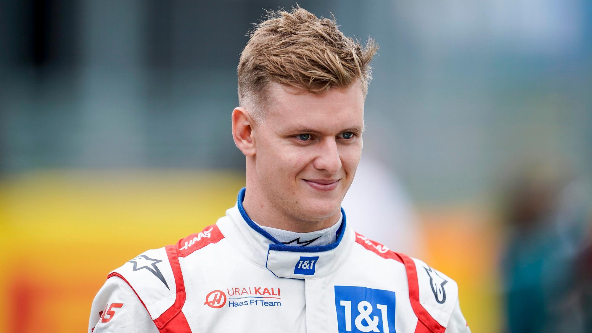 Mick Schumacher läuft im Rennanzug über die Rennstrecke der Formel 1 in Silverstone.