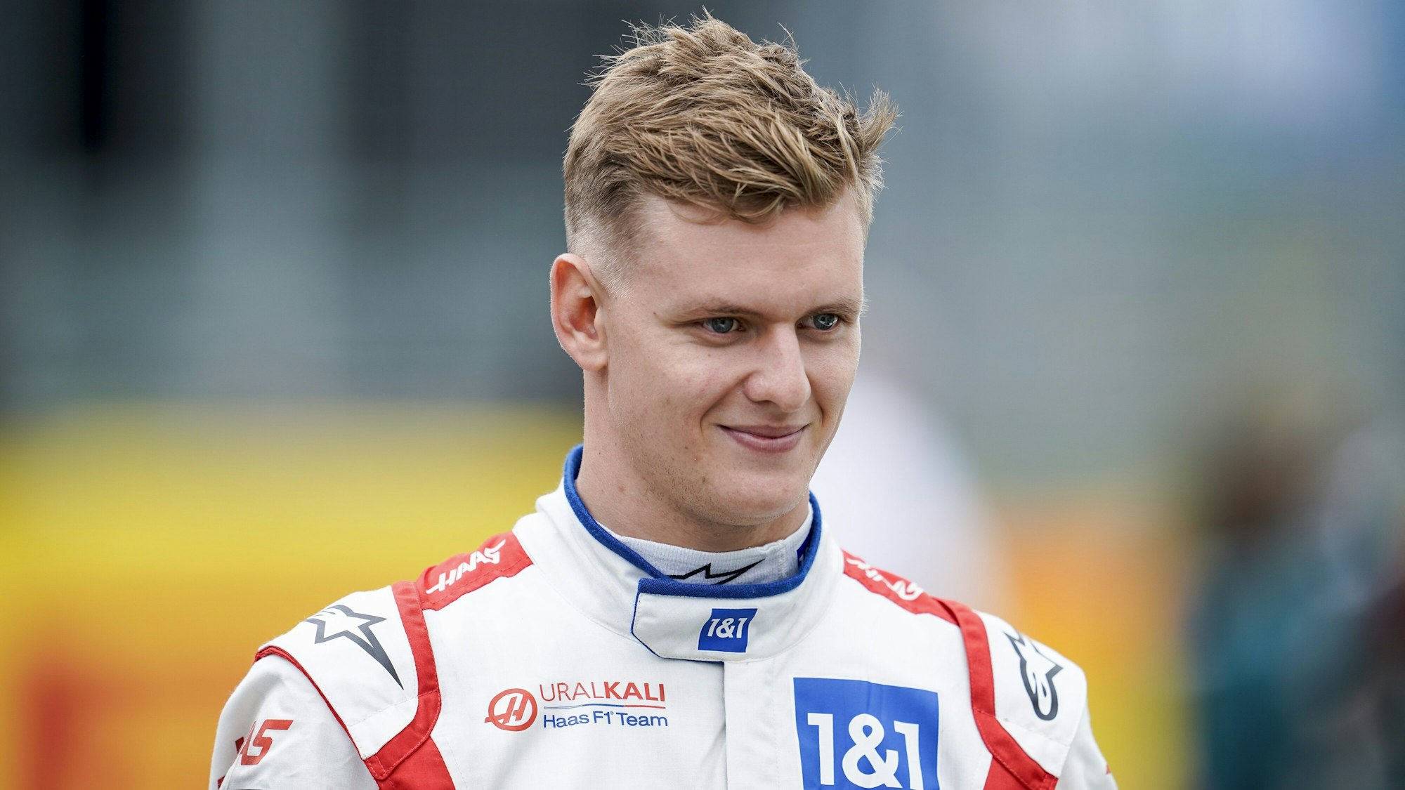 Mick Schumacher läuft im Rennanzug über die Rennstrecke der Formel 1 in Silverstone.