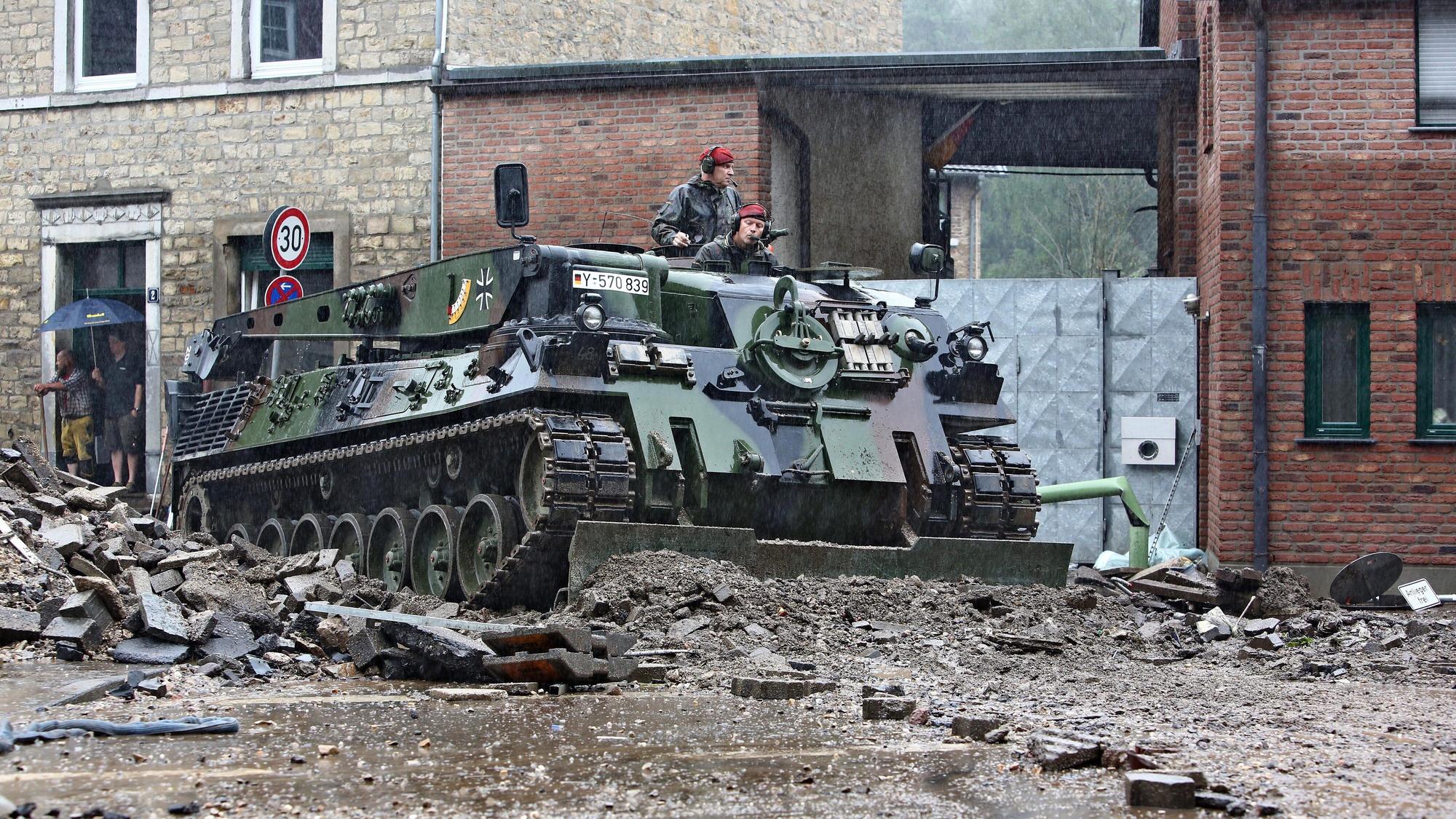 Ein Einsatzfahrzeug der Bundeswehr räumt am 15. Juli 2021 bei Aachen Geröll von der Straße.