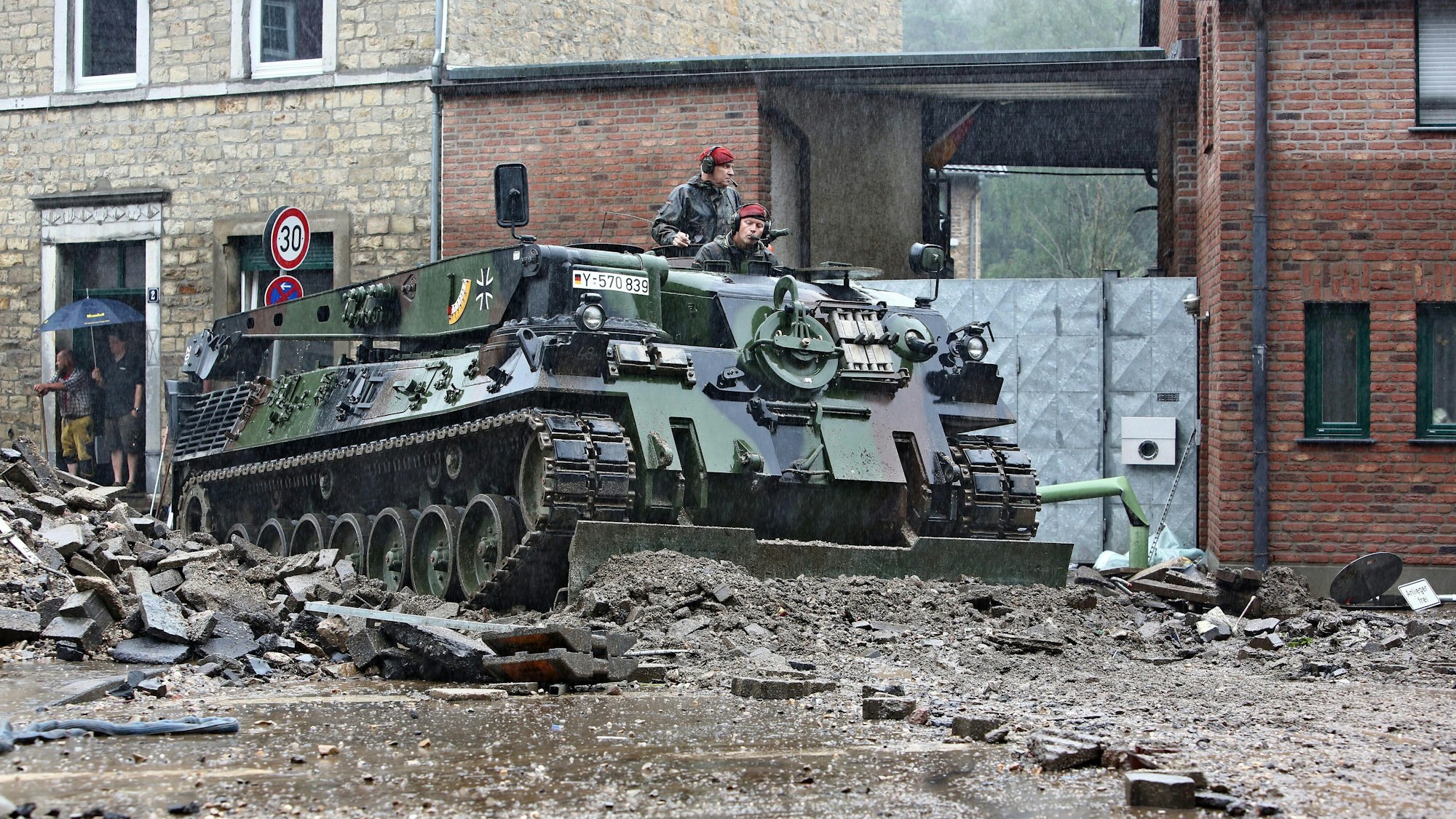 Ein Einsatzfahrzeug der Bundeswehr räumt am 15. Juli 2021 bei Aachen Geröll von der Straße.
