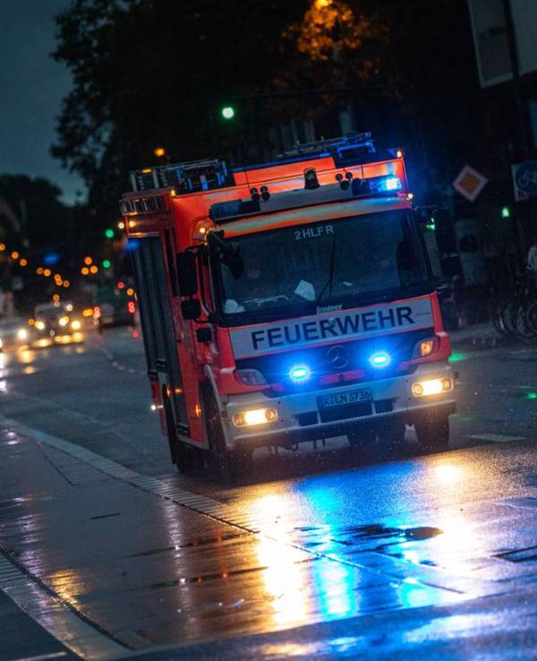 Feuerwehrauto im Einsatz bei einem Brand. (Symbolfoto)