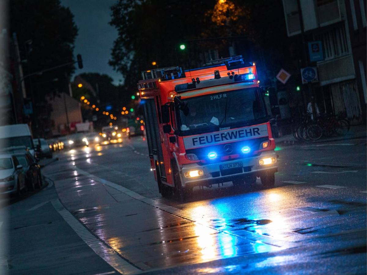Feuerwehrauto im Einsatz bei einem Brand. (Symbolfoto)