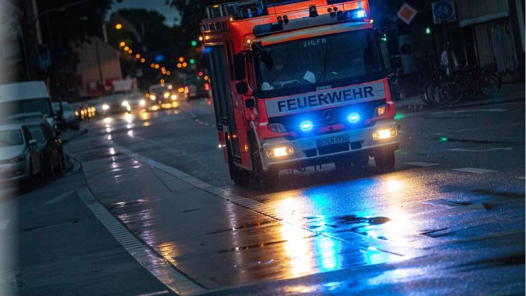Ein Feuerwehrfahrzeug mit eingeschaltetem Blaulicht beim Einsatz (Symbolfoto).