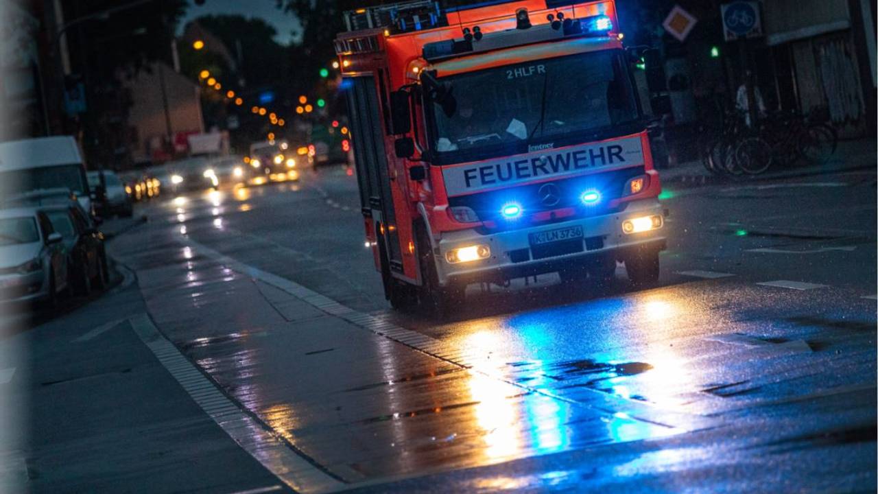 Feuerwehrauto im Einsatz bei einem Brand. (Symbolfoto)