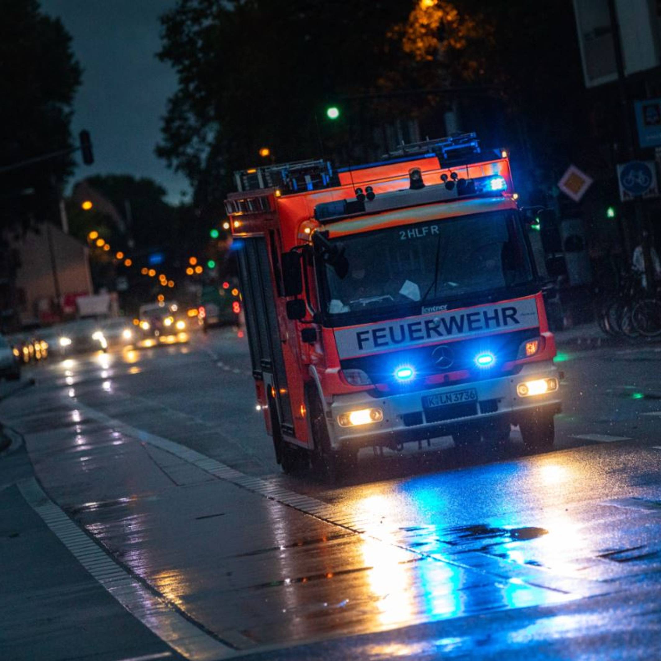 Ein Feuerwehrfahrzeug mit eingeschaltetem Blaulicht beim Einsatz (Symbolfoto).