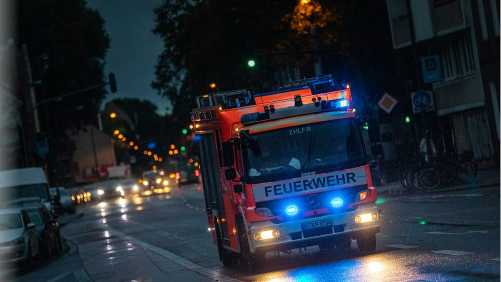 Feuerwehrauto im Einsatz bei einem Unfall (Symbolfoto).