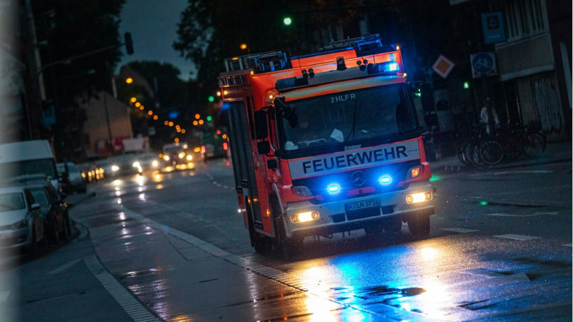 Ein Feuerwehrauto mit Blaulicht in der Nacht.