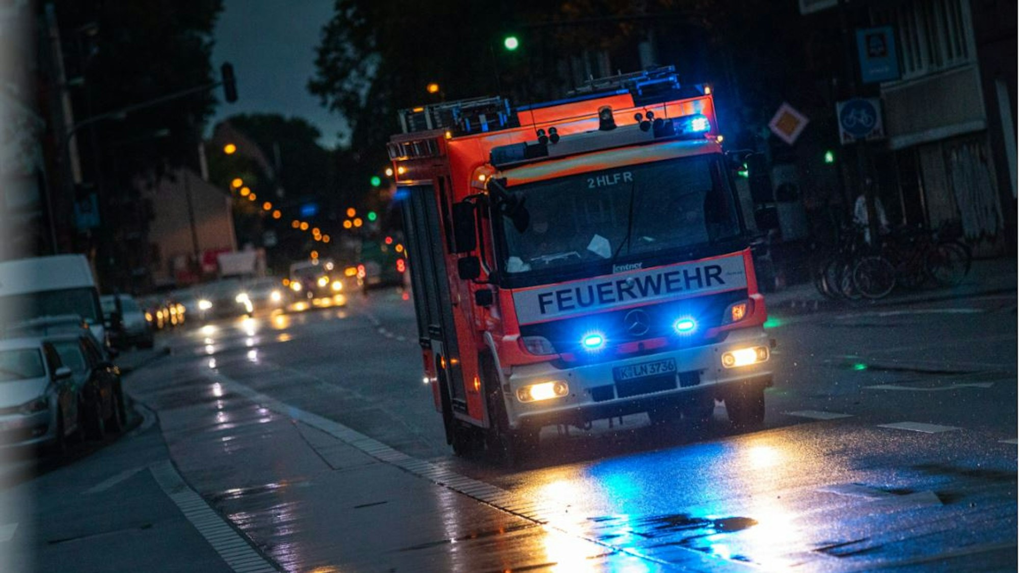 Feuerwehrauto im Einsatz in Leverkusen (Symbolfoto)