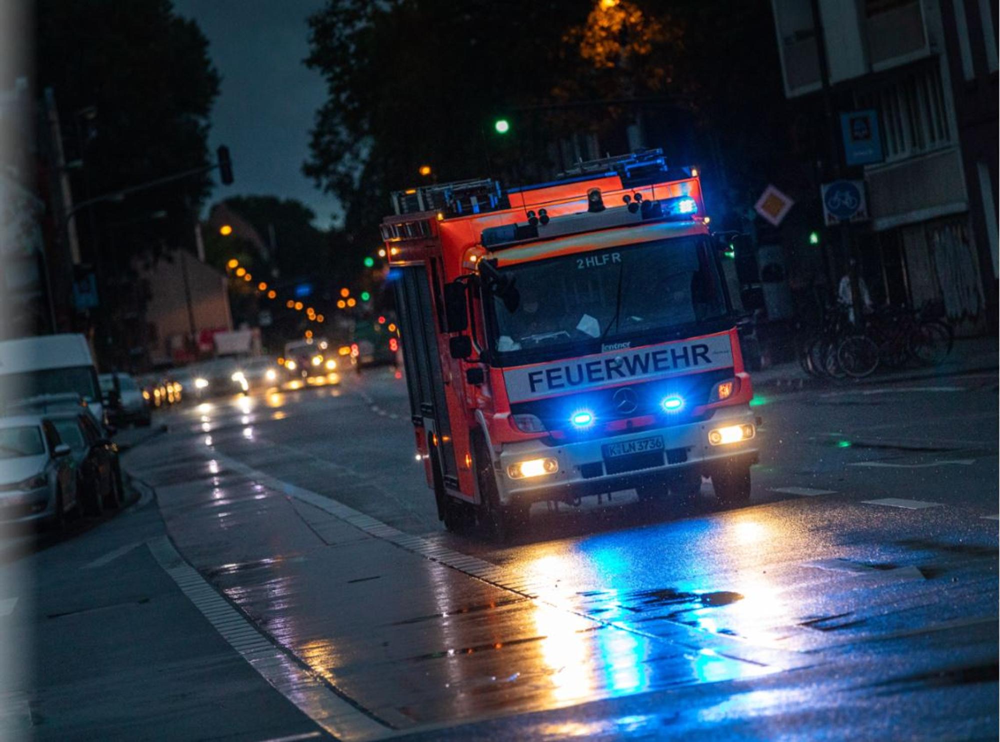 Feuerwehrauto im Einsatz bei einem Brand. (Symbolfoto)
