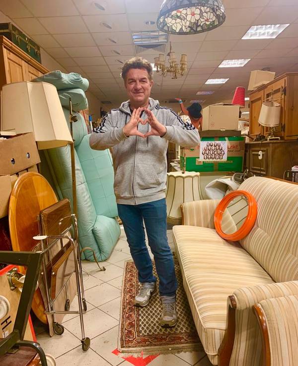 Linus steht in seinem Antikgeschäft Königslust in Rath-Heumar.