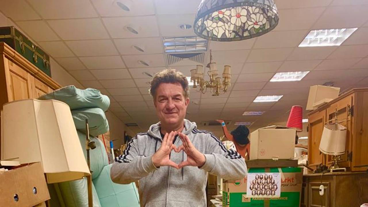 Linus steht in seinem Antikgeschäft Königslust in Rath-Heumar.