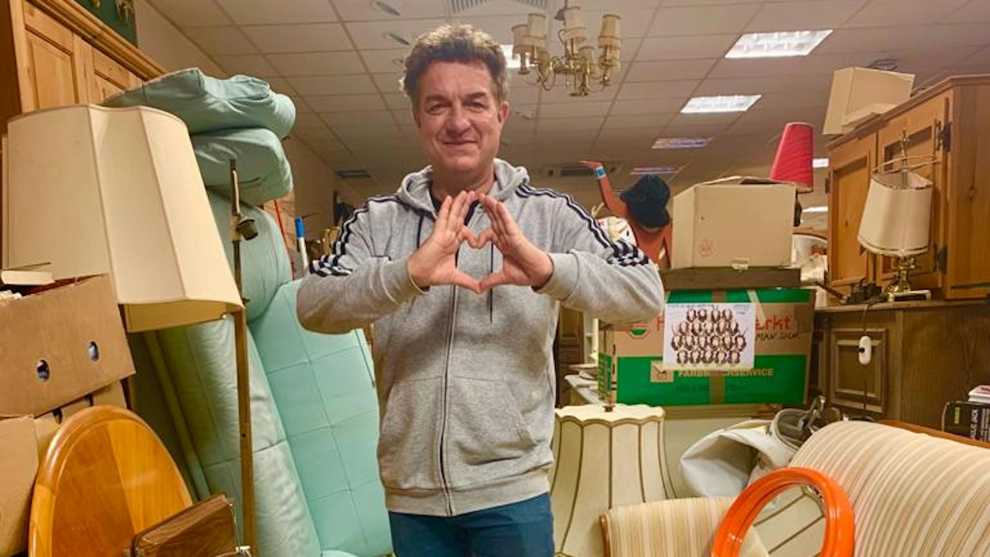 Linus steht in seinem Antikgeschäft Königslust in Rath-Heumar.