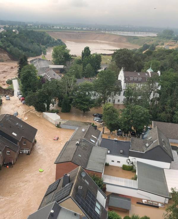 Ein Foto, das die Bezirksregierung Köln am Freitag über Twitter verbreitete, zeigt Überschwemmungen in Erftstadt-Blessem.