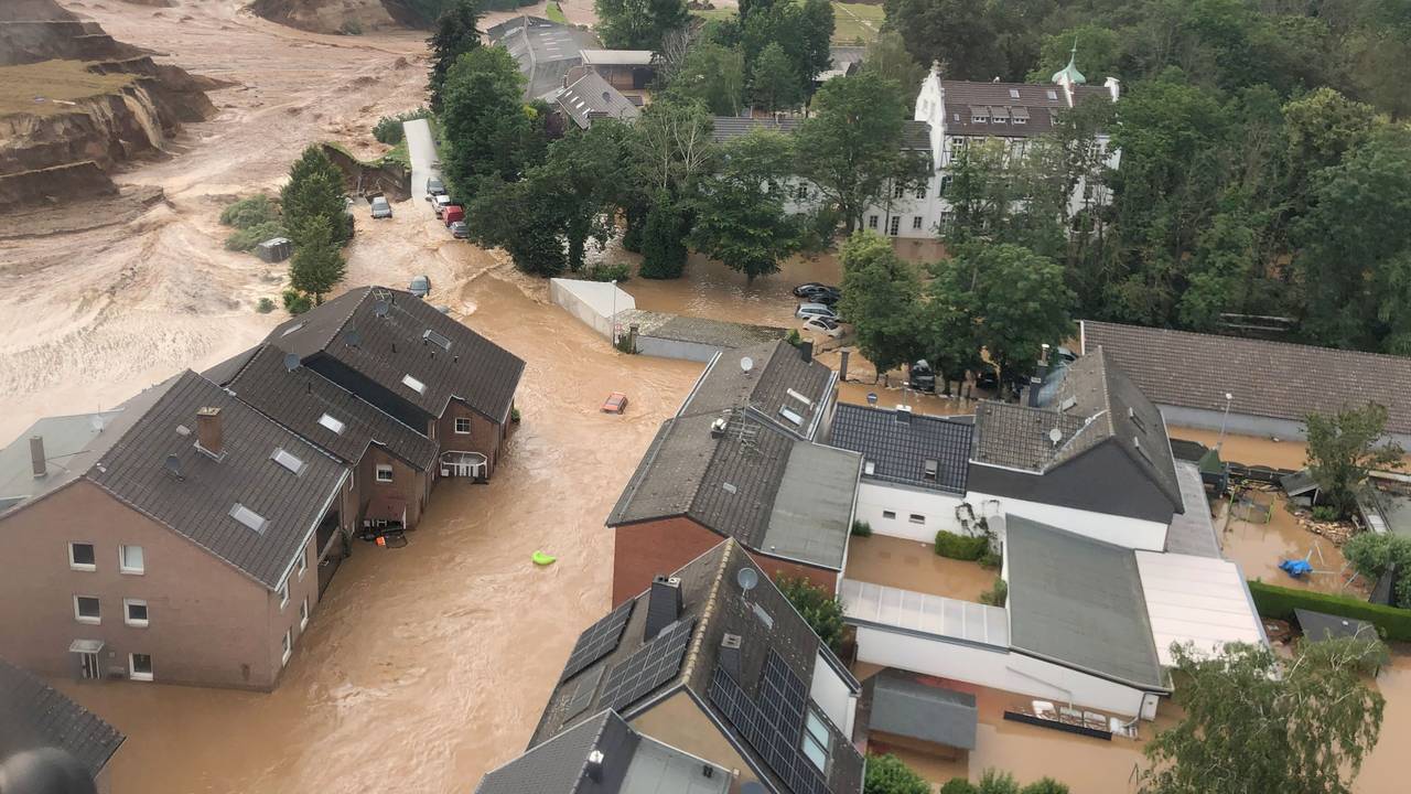 Ein Foto, das die Bezirksregierung Köln am Freitag über Twitter verbreitete, zeigt Überschwemmungen in Erftstadt-Blessem.