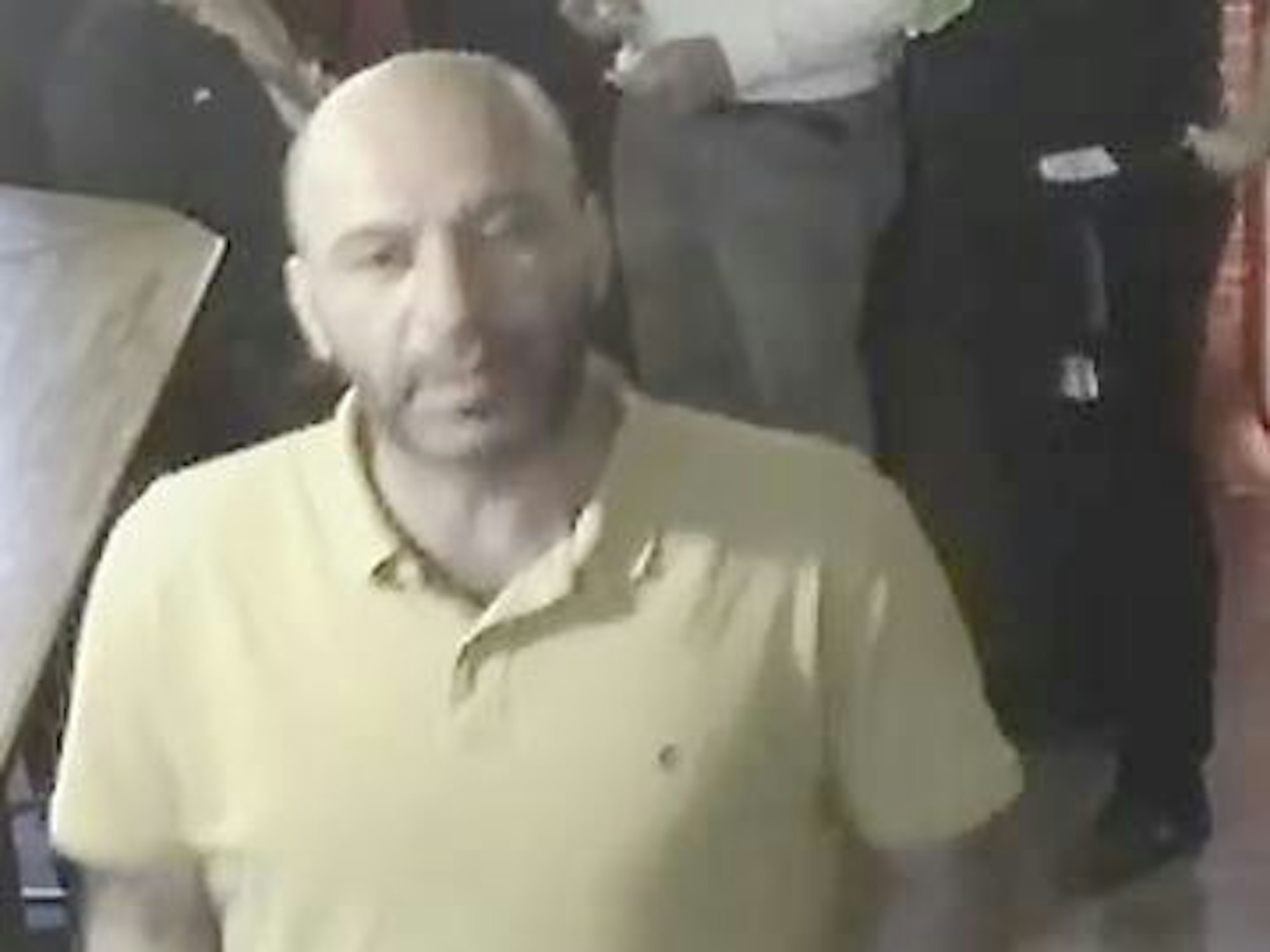 Mann mit gelbe Poloshirt wird von Polizei gesucht.