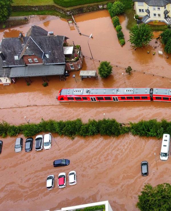 Ein Regionalzug steht im Bahnhof des Ortes Kordel in Rheinland-Pfalz am 15. Juli 2021 im Hochwasser.