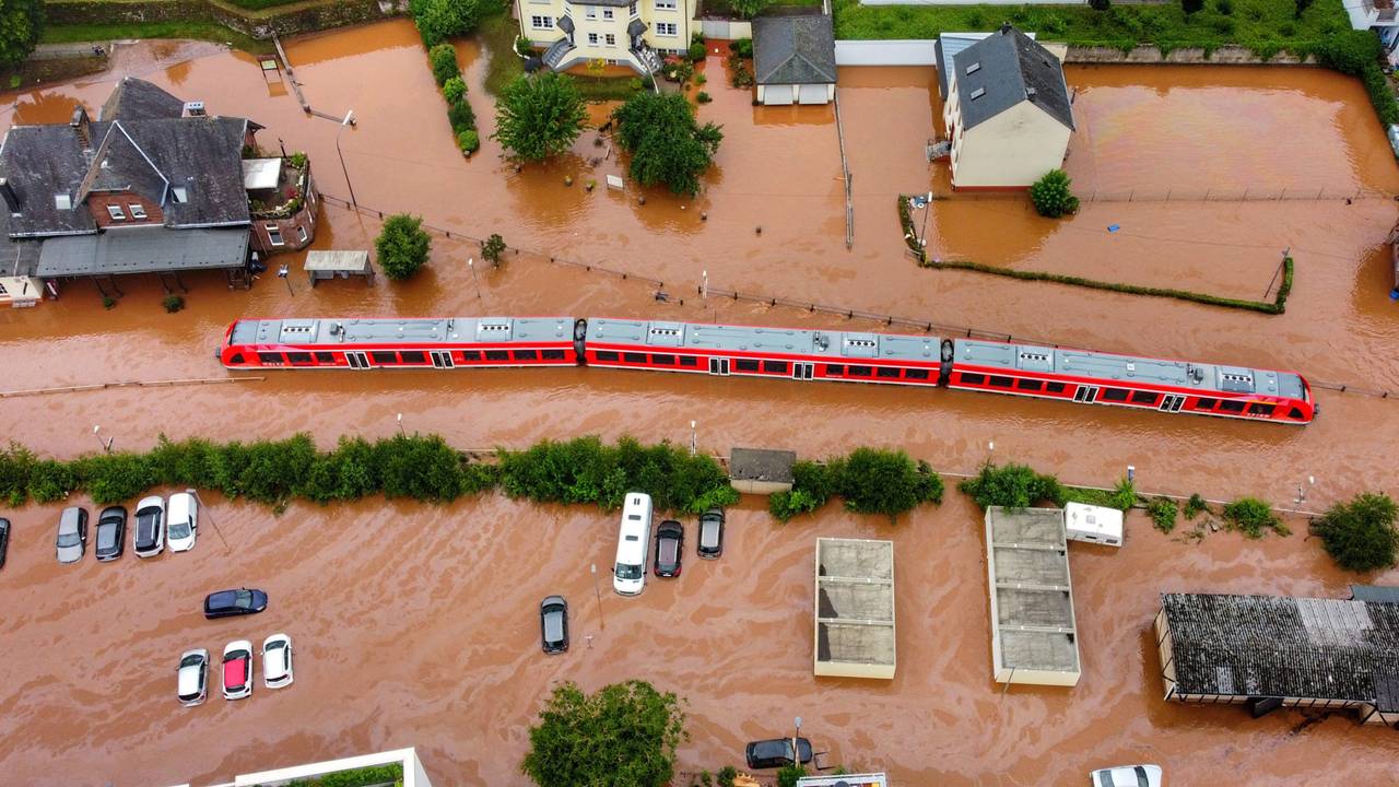 Ein Regionalzug steht im Bahnhof des Ortes Kordel in Rheinland-Pfalz am 15. Juli 2021 im Hochwasser.