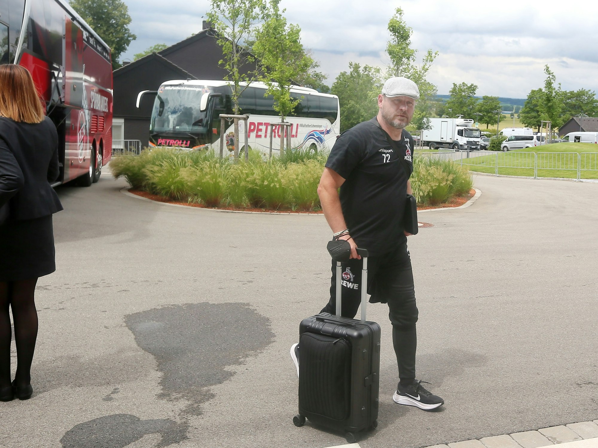 Steffen Baumgart kommt am Mannschaftshotel des 1. FC Köln an.