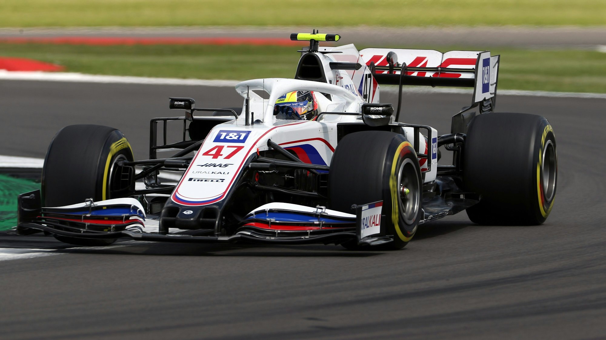 Mick Schumacher fährt in seinem Haas-Boliden über die Rennstrecke der Formel 1 in Silverstone.