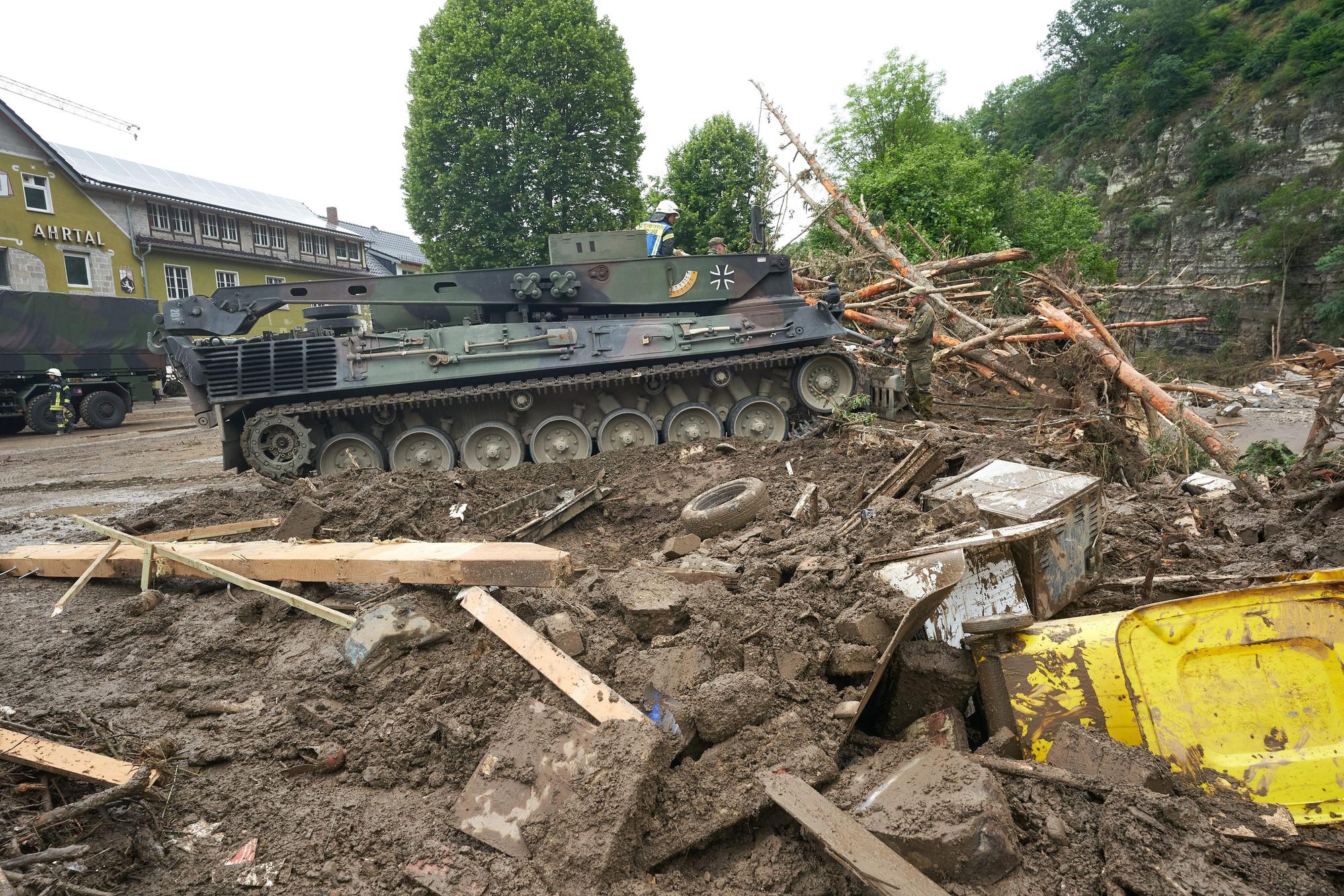 Ein Leopard-Bergepanzer der Bundeswehr ist am 16. Juli 2021 in Schuld im Einsatz, um Schutt zu räumen.