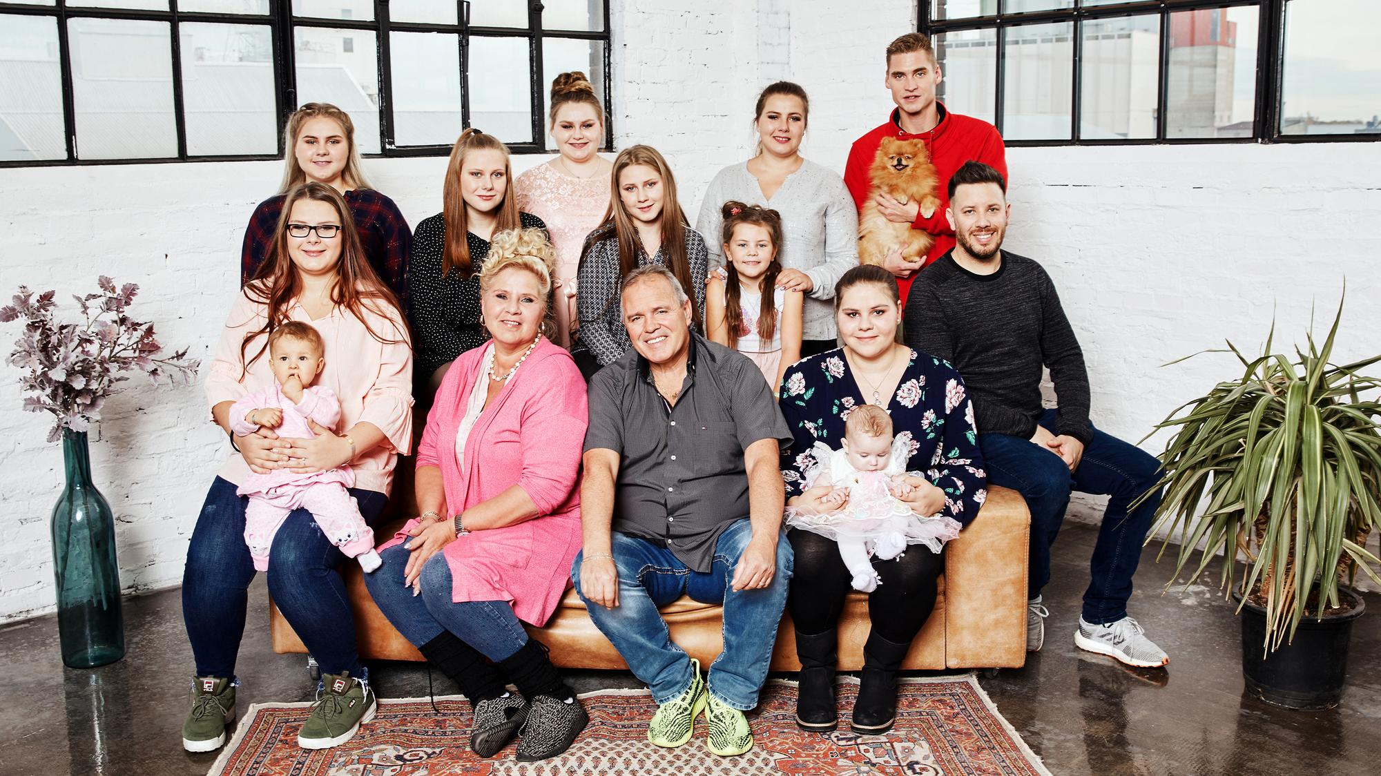 Familie Wollny auf einem Familien-Foto für die Show „Die Wollnys- Eine schrecklich große Familie”