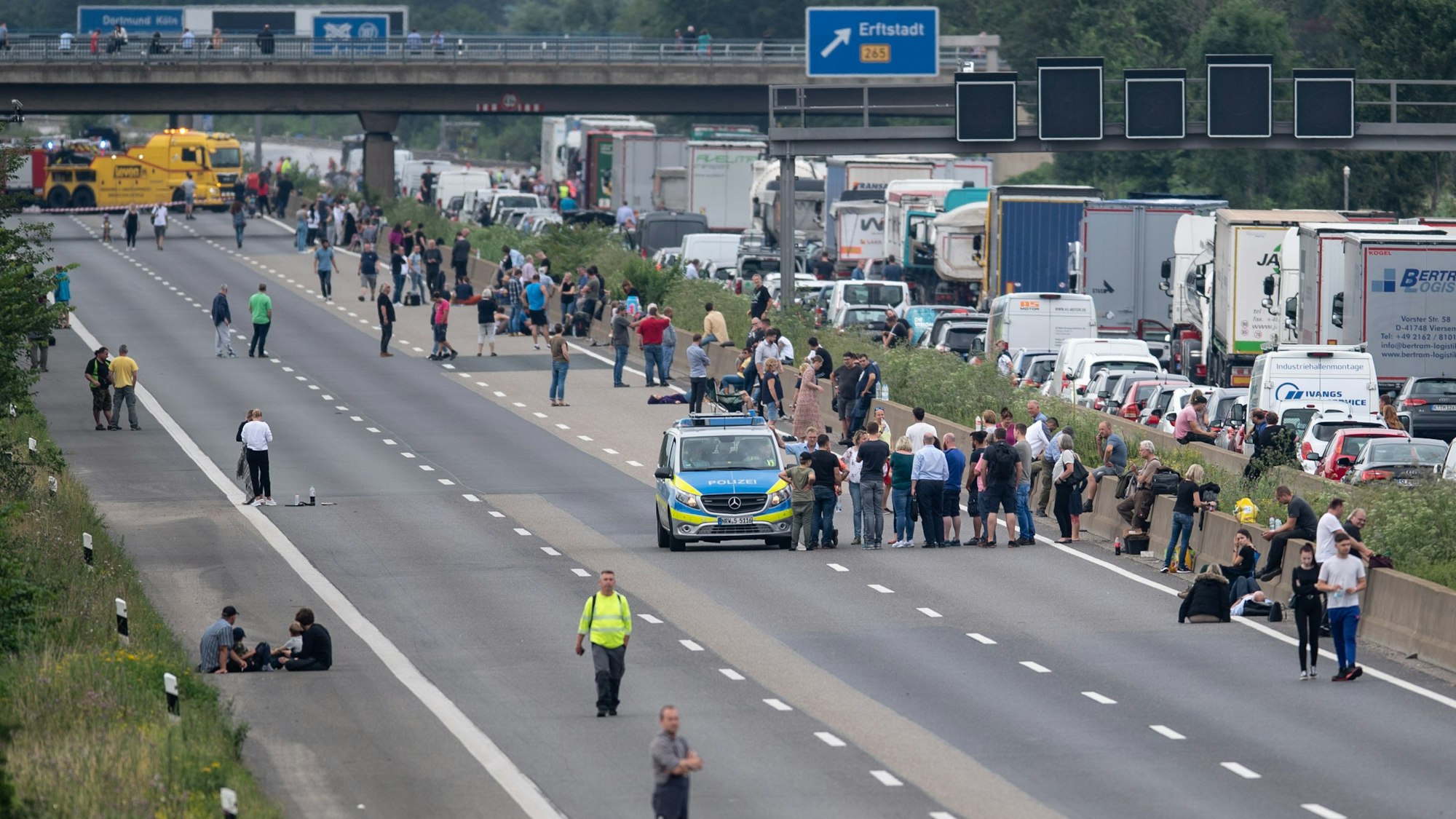 Autofahrer und Lastwagen stehen auf der Autobahn 1 im Stau. Das Regen-Unwetter in Nordrhein-Westfalen hat auf zahlreichen Autobahnen für überflutete Fahrbahnen gesorgt.