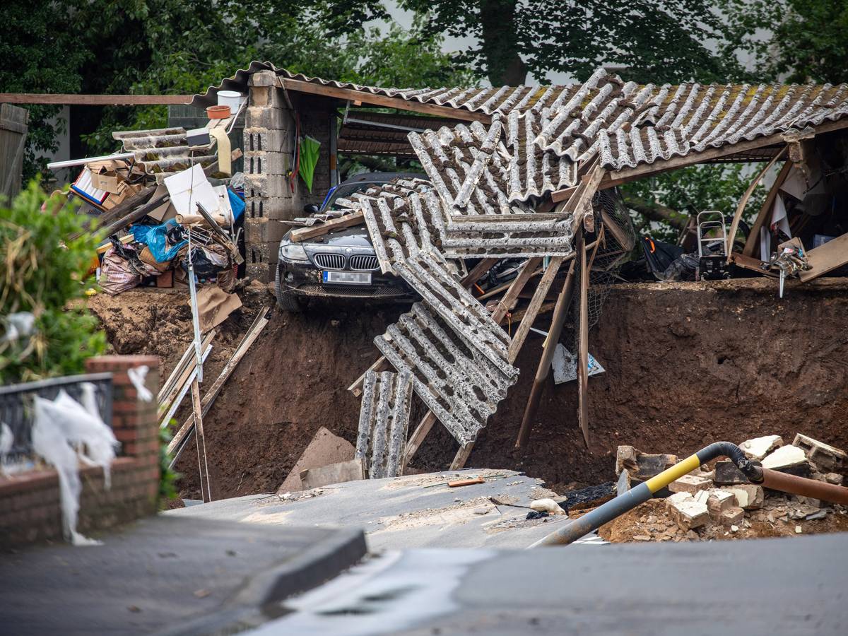 Ein Auto hängt im Ortsteil Blessem über einem Abgrund. Starkregen hatte am Mittwoch (14. Juli 2021) zu schweren Überschwemmungen und Hochwasser geführt.
