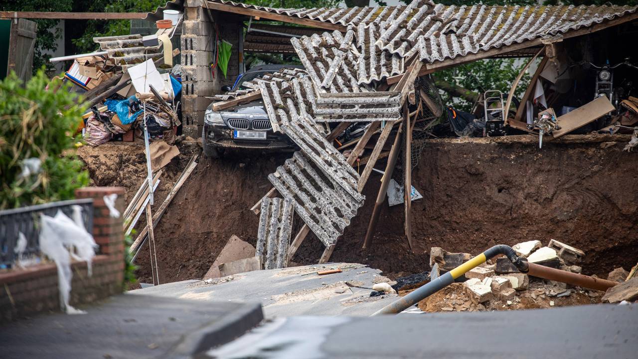 Ein Auto hängt im Ortsteil Blessem über einem Abgrund. Starkregen hatte am Mittwoch (14. Juli 2021) zu schweren Überschwemmungen und Hochwasser geführt.