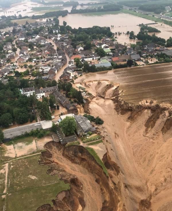 Die Ortslage Erftstadt-Blessem ist komplett überflutet. Dort sind am 16. Juli 2021 bereits Häuser eingestürzt.
