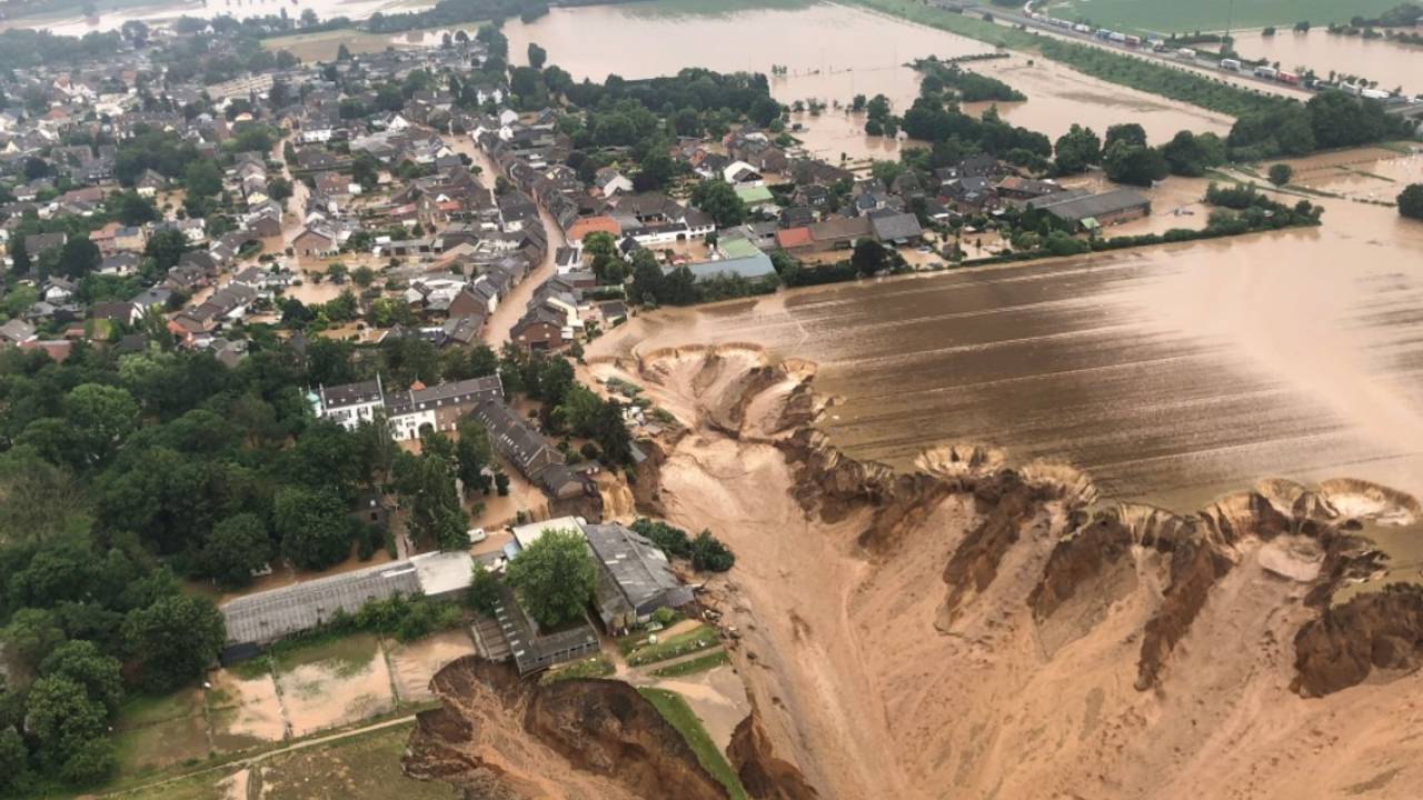 Die Ortslage Erftstadt-Blessem ist komplett überflutet. Dort sind am 16. Juli 2021 bereits Häuser eingestürzt.